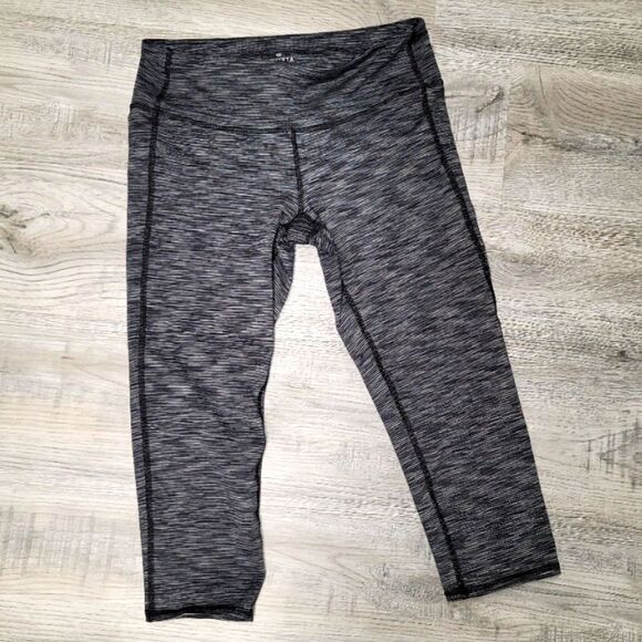 Athleta Capri Mid-Rise Active Leggings Size Medium - Picture 2 of 5